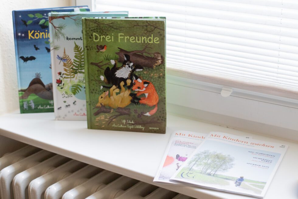 Drei Kinderbücher und zwei Zeitschriften liegen auf einer Fensterbank.