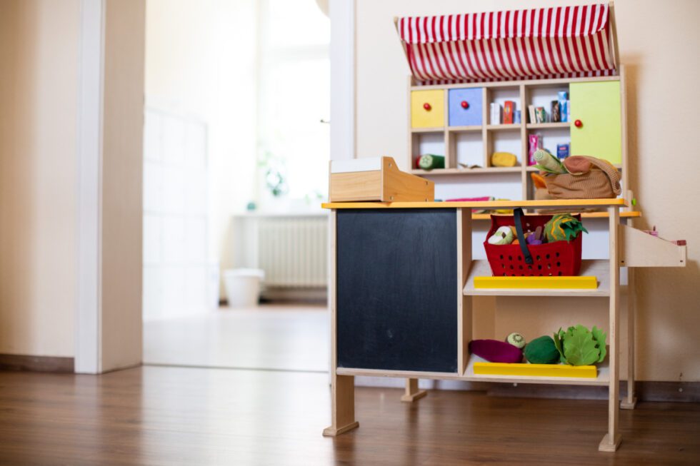 Ein bunter Kaufmannsladen für Kinder, befüllt mit Spielsachen aus Papier und Stoff.